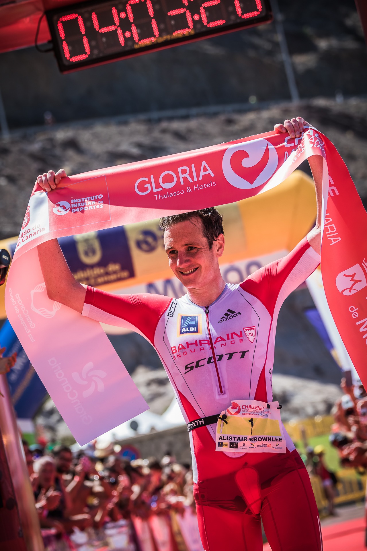 Alistair Brownlee celebrating his Challenge Mogán Gran Canaria 2017 victory