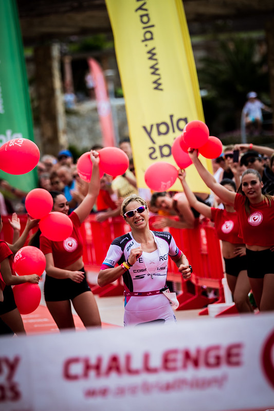 Anja Beranek running towards the Challenge Fuerteventura 2016 finish