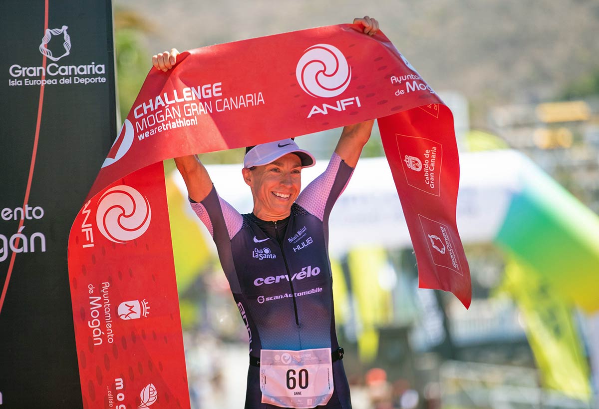 Anne Haug celebrating her Challenge Mogán Gran Canaria victory