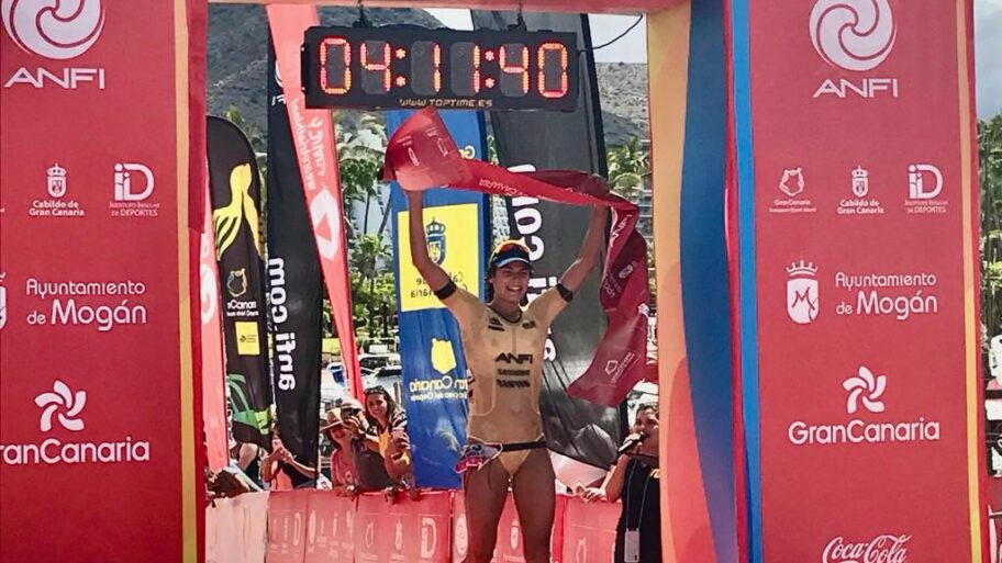 Sara Pérez Sala celebrating her victory at Challenge Mogán Gran Canaria 2022